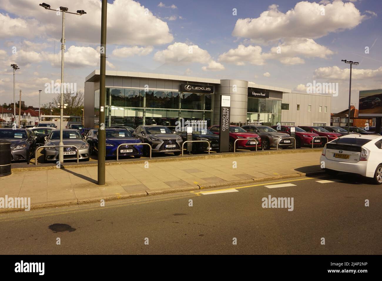 Lexus car showroom on edgeware road hi-res stock photography and images ...