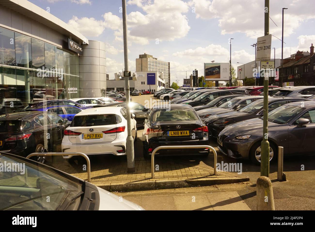 Lexus Edgware Rd Lexus car showroom on edgeware road hi-res stock photography and images ...