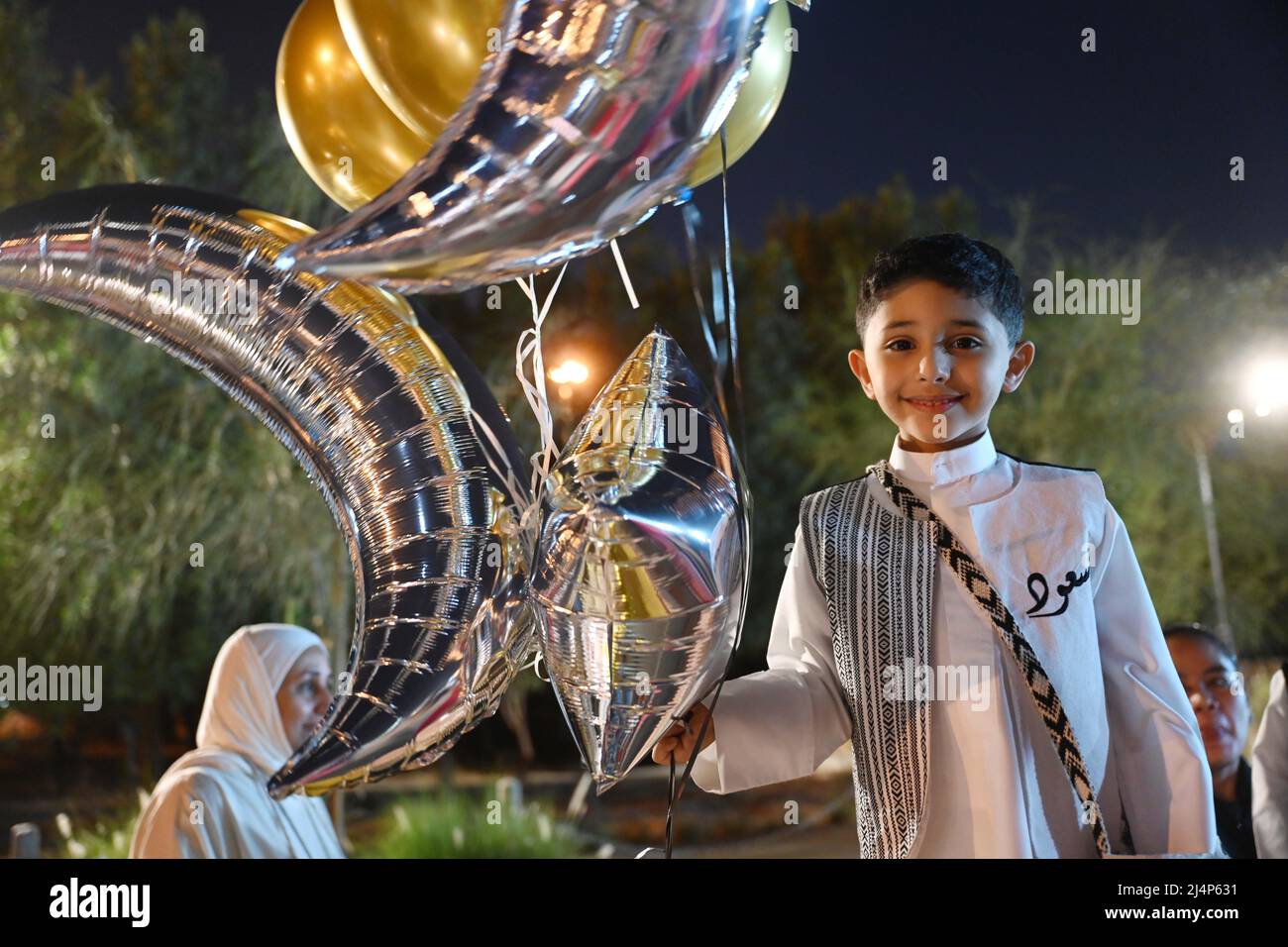 Kuwaiti dress hi-res stock photography and images - Alamy