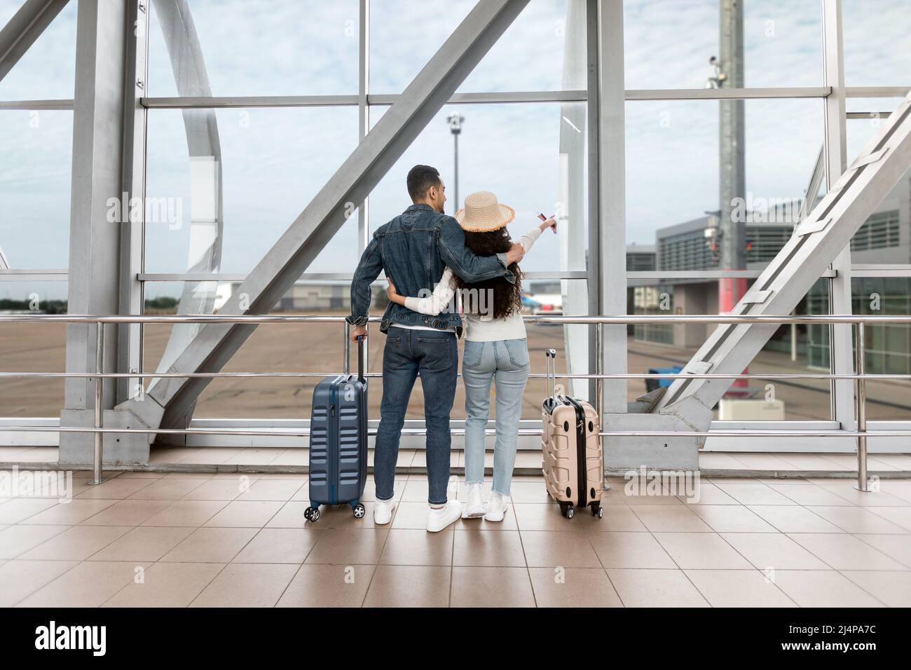 Airport passengers waiting window hi-res stock photography and images ...
