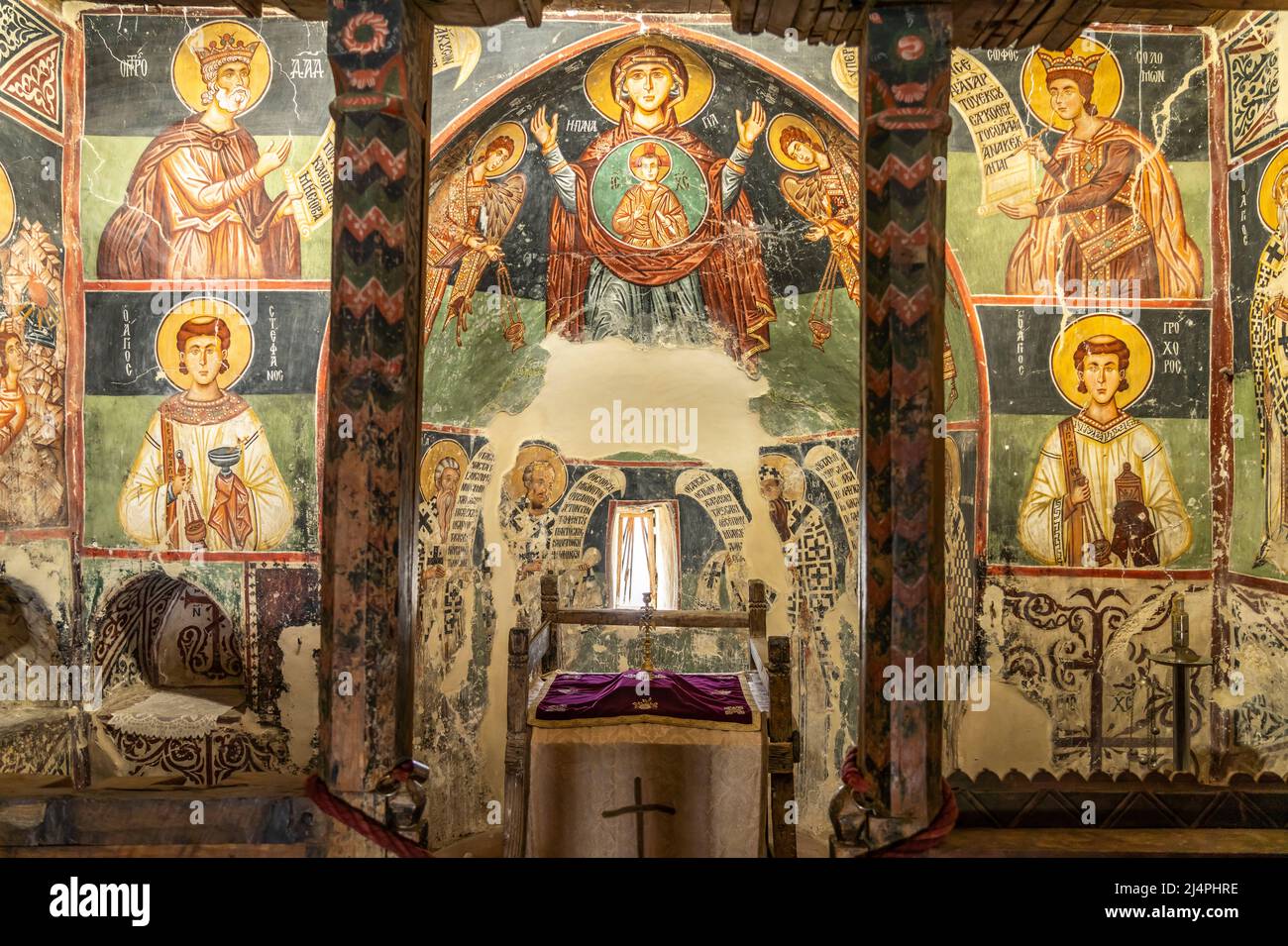 Der bemalte Innenraum der Scheunendachkirche Archangelos Michail oder Kirche des Erzengel Michael in Pedoulas, Zypern, Europa  |  The painted interior Stock Photo