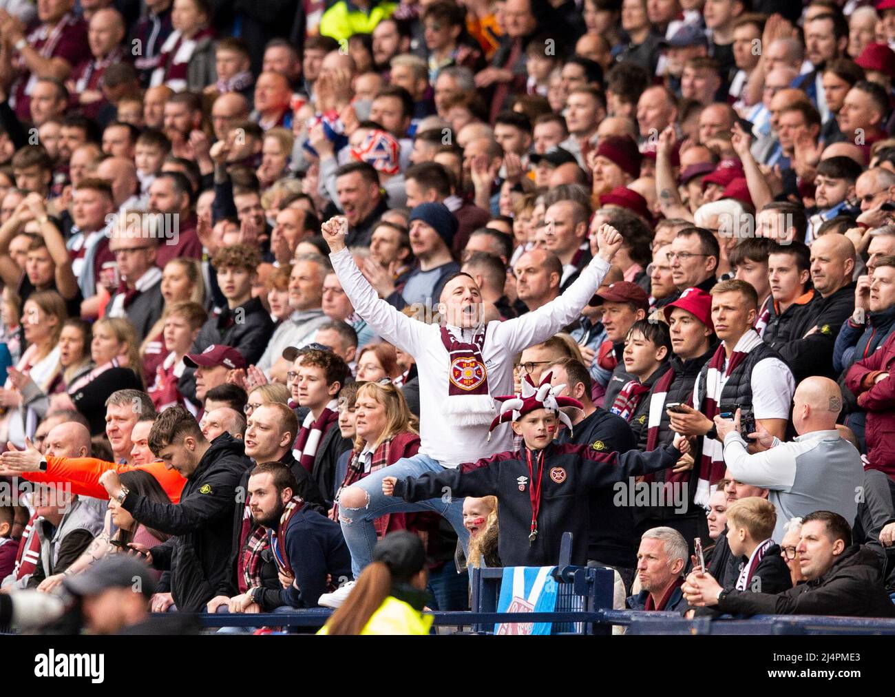 Glasgow, UK. 07th Apr, 2022. Scottish Cup semi final - Heart of Midlothian FC v Hibernian FC 07/04/2022 Pic shows: Hearts supporters sense victory as Hearts take on Hibs in the Scottish Cup semi final at Hampden Park, Glasgow Credit: Ian Jacobs/Alamy Live News Stock Photo