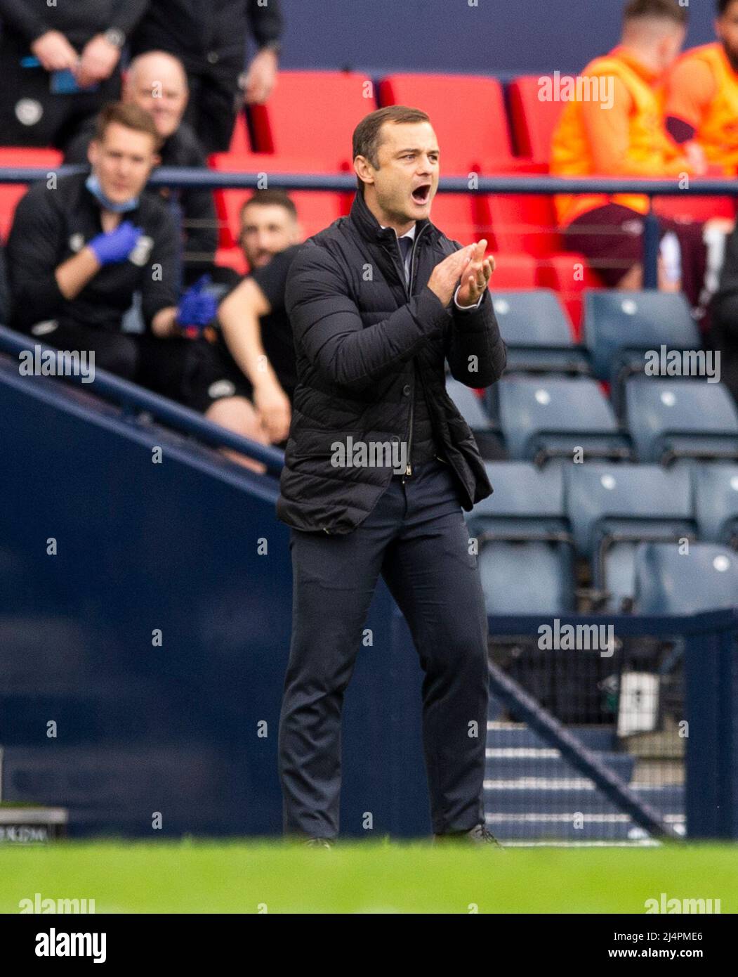 Glasgow, UK. 07th Apr, 2022. Scottish Cup semi final - Heart of Midlothian FC v Hibernian FC 07/04/2022 Pic shows: HibsÕ Manager, Shaun Maloney, shouts instructions to his team as Hearts take on Hibs in the Scottish Cup semi final at Hampden Park, Glasgow Credit: Ian Jacobs/Alamy Live News Stock Photo