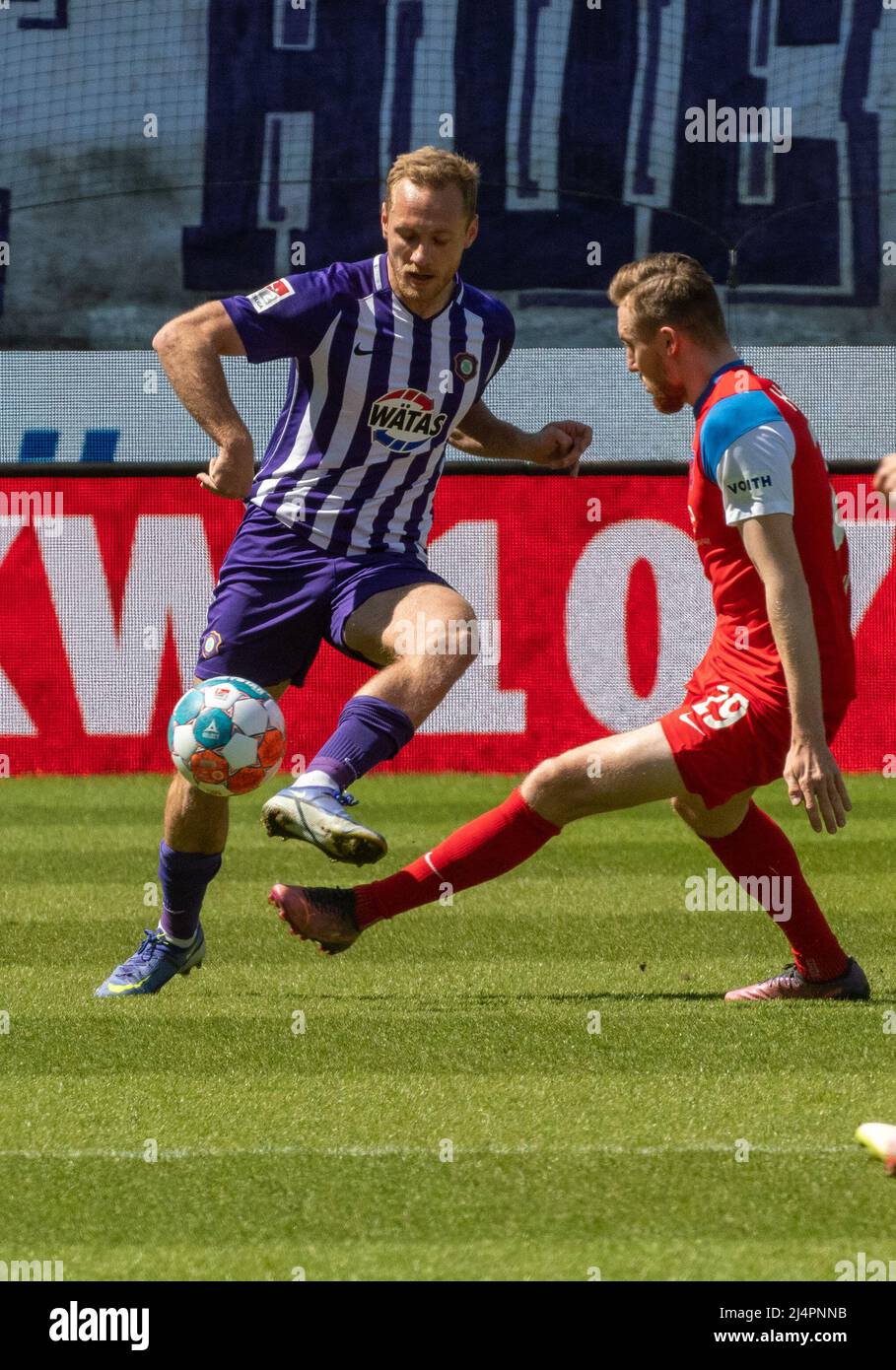 Heidenheim, Germany. 17th Apr, 2022. Soccer: 2nd Bundesliga, 1. FC Heidenheim - Erzgebirge Aue, Matchday 30, Voith Arena. Heidenheim's Tobias Mohr (r) and Aue's Ben Zolinski fight for the ball. Credit: Stefan Puchner/dpa - IMPORTANT NOTE: In accordance with the requirements of the DFL Deutsche Fußball Liga and the DFB Deutscher Fußball-Bund, it is prohibited to use or have used photographs taken in the stadium and/or of the match in the form of sequence pictures and/or video-like photo series./dpa/Alamy Live News Stock Photo