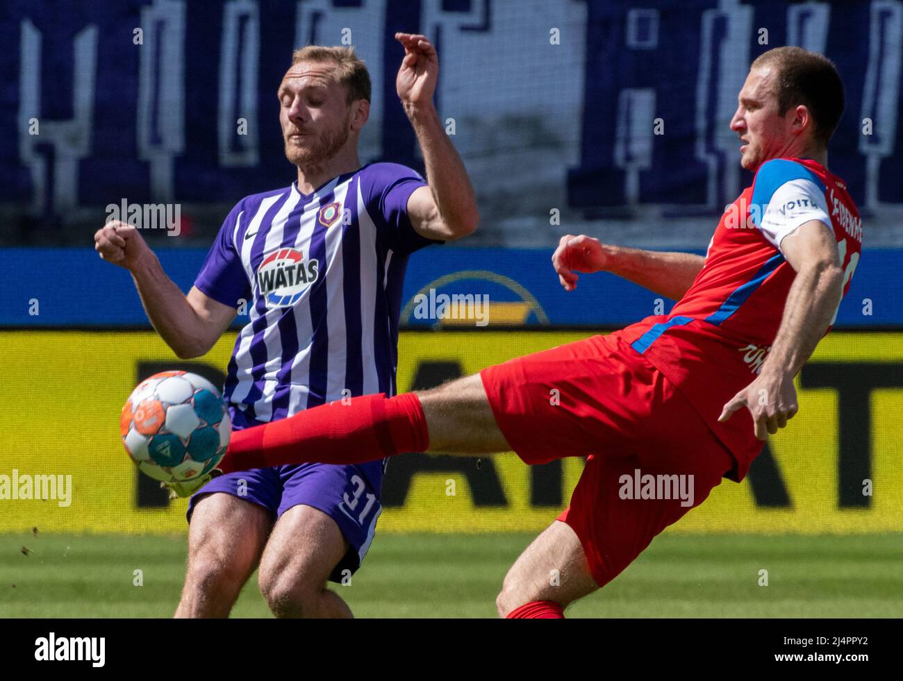 Heidenheim, Germany. 17th Apr, 2022. Soccer: 2nd Bundesliga, 1. FC Heidenheim - Erzgebirge Aue, Matchday 30, Voith Arena. Heidenheim's Jonas Föhrenbach (r) and Aue's Ben Zolinski fight for the ball. Credit: Stefan Puchner/dpa - IMPORTANT NOTE: In accordance with the requirements of the DFL Deutsche Fußball Liga and the DFB Deutscher Fußball-Bund, it is prohibited to use or have used photographs taken in the stadium and/or of the match in the form of sequence pictures and/or video-like photo series./dpa/Alamy Live News Stock Photo