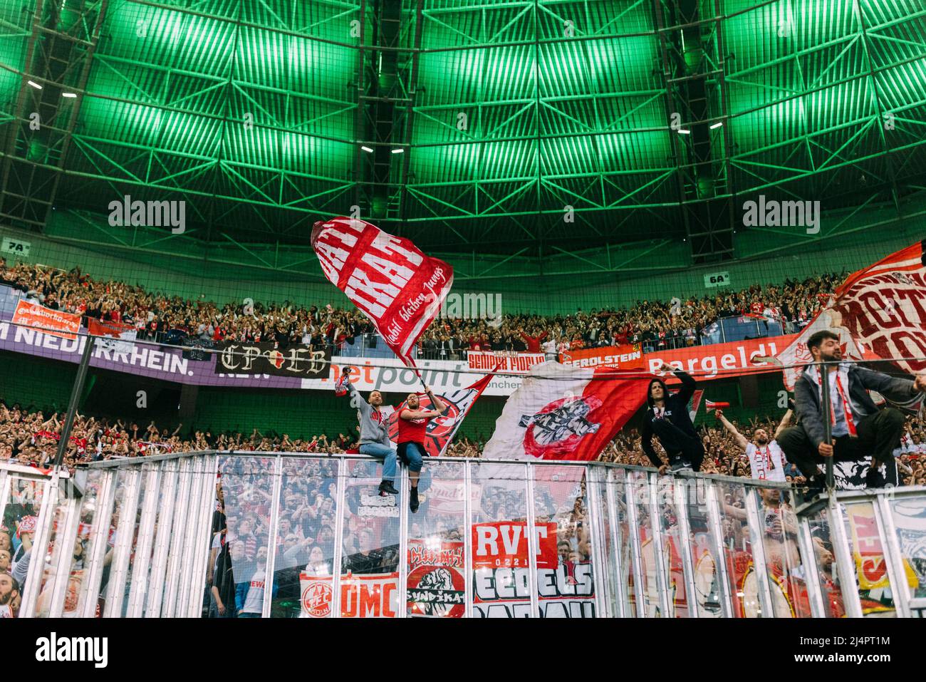 Mšnchengladbach, Borussia-Park, 16.04.22: Die mitgereisten Kšlner Fans feier ihre Mannschaft nach dem Sieg 3:1 im Spiel der 1.Bundesliga Borussia Mšnc Stock Photo