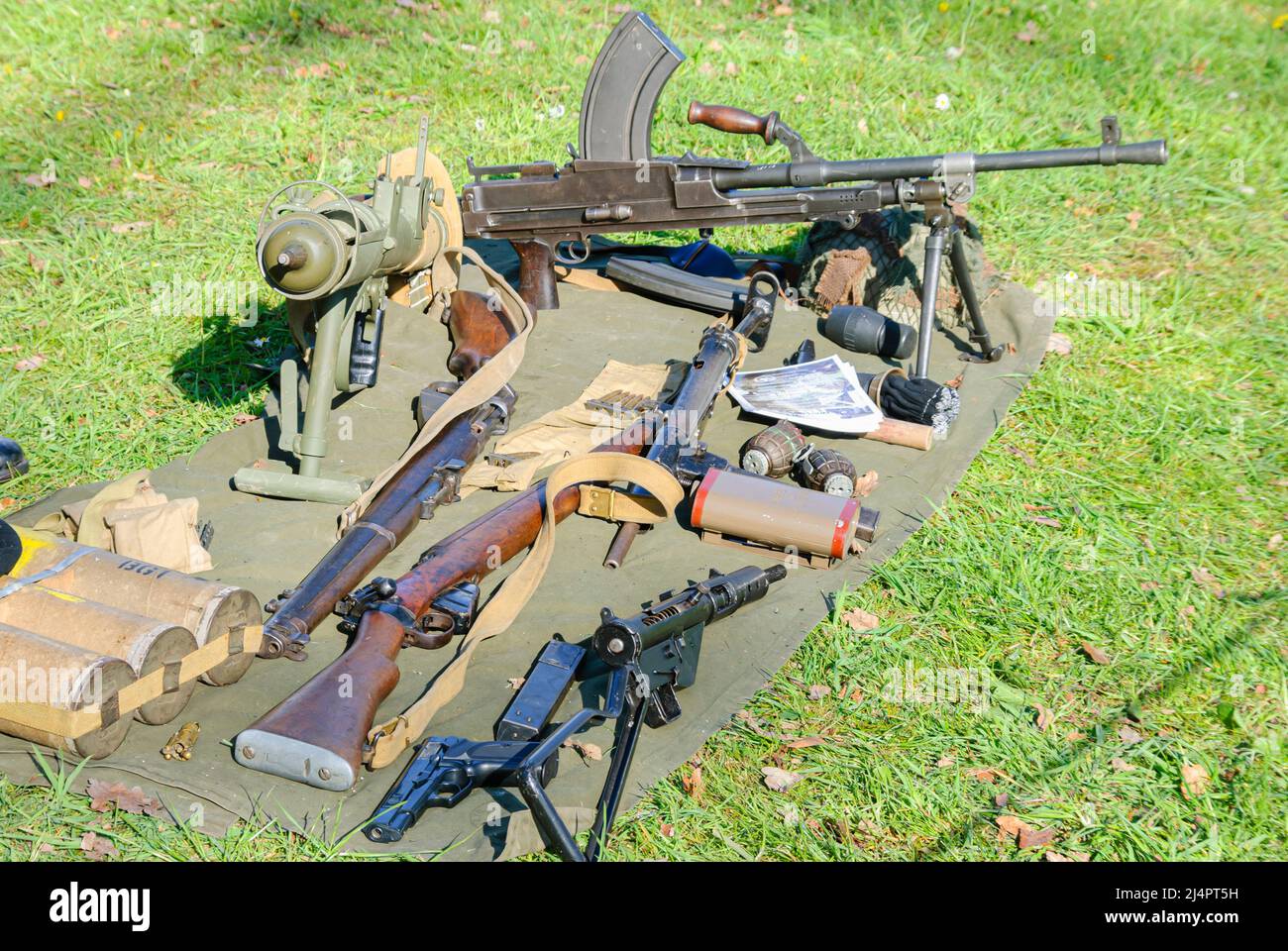 Display of WW2 equipment including a Bren light machine gun, grenade launcher, Lee Enfield rifle Stock Photo