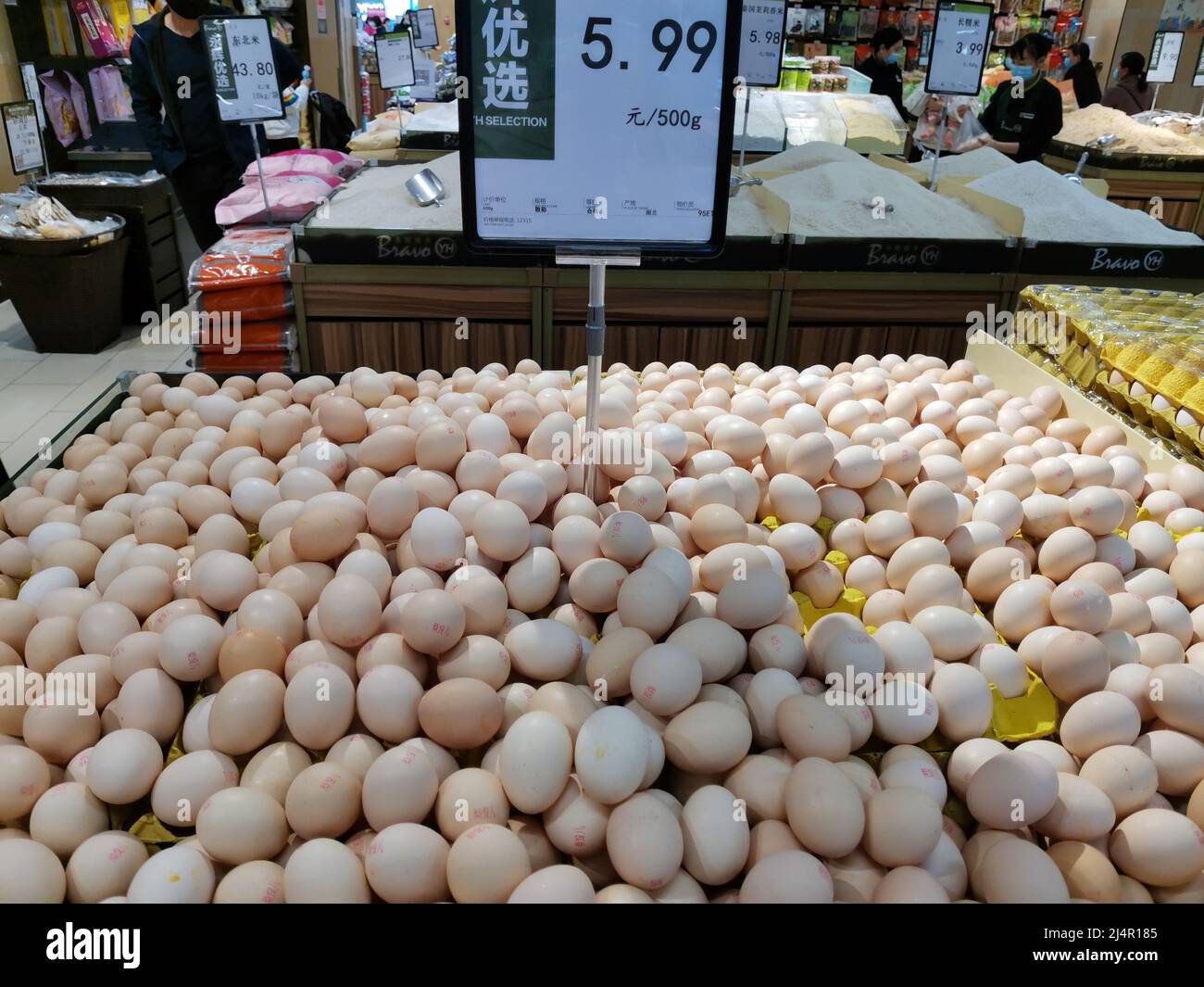 YICHANG, CHINA - APRIL 17, 2022 - Eggs on sale at a supermarket in Yichang, Hubei Province, China, April 17, 2022. Global egg prices have soared due t Stock Photo