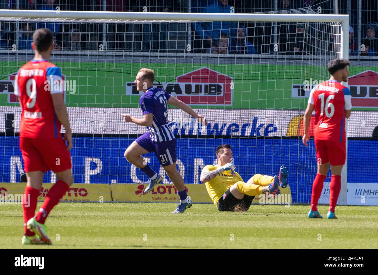 Heidenheim, Germany. 17th Apr, 2022. Soccer: 2nd Bundesliga, 1. FC Heidenheim - Erzgebirge Aue, Matchday 30, Voith-Arena. Aue's Ben Zolinski (2.vl) celebrates after his goal for 0:2. Credit: Stefan Puchner/dpa - IMPORTANT NOTE: In accordance with the requirements of the DFL Deutsche Fußball Liga and the DFB Deutscher Fußball-Bund, it is prohibited to use or have used photographs taken in the stadium and/or of the match in the form of sequence pictures and/or video-like photo series./dpa/Alamy Live News Stock Photo