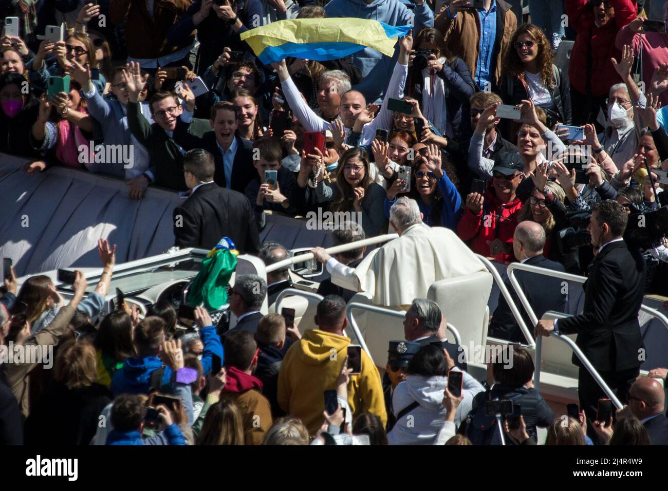 Rome, Italy. 17th Apr, 2022. Man waving Ukraine flag while Pope Francis drove through St. Peter’s Square in his Popemobile greeted by the joyful crowd. Credit: LSF Photo/Alamy Live News Stock Photo