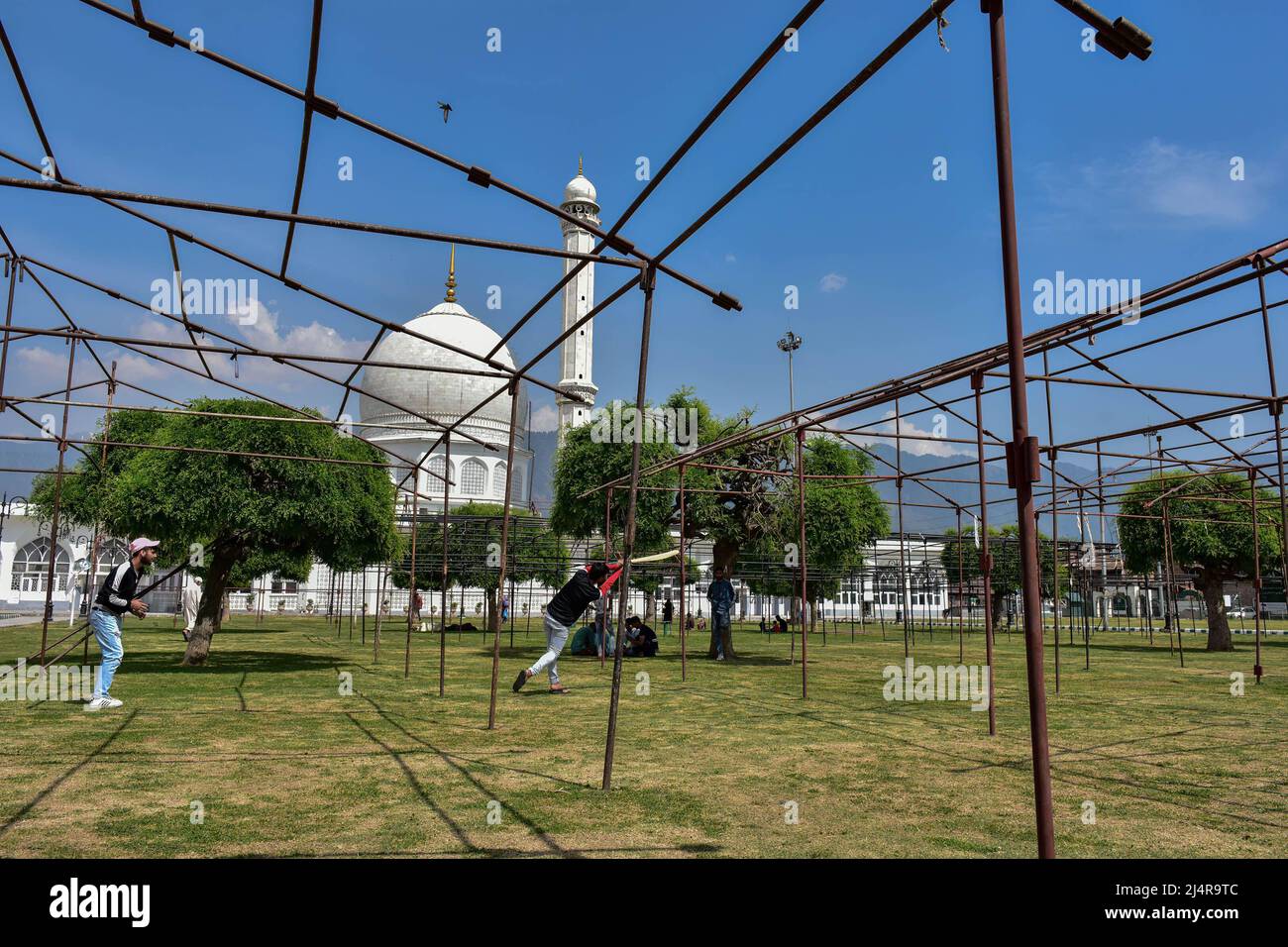 Srinagar, Kashmir. 17th Apr, 2022. Kashmiri boys play cricket at the Hazratbal Shrine during the ongoing month of Ramadan. Muslims throughout the world are marking the month of Ramadan, the holiest month in the Islamic calendar in which devotees fast from dawn till dusk. (Credit Image: © Saqib Majeed/SOPA Images via ZUMA Press Wire) Credit: ZUMA Press, Inc./Alamy Live News Stock Photo