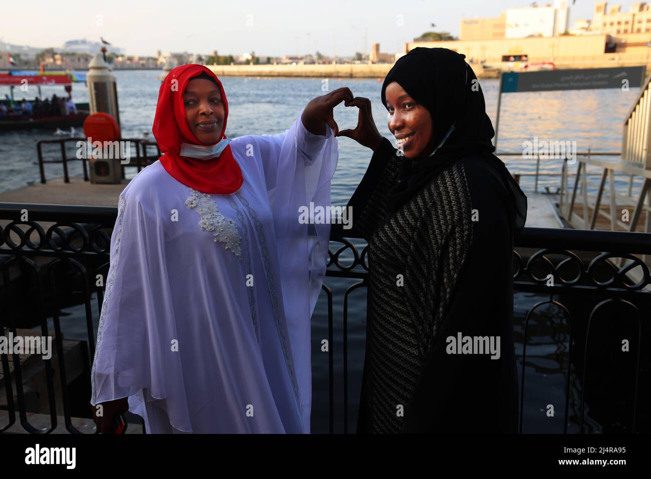 Porträt, Dubai Expo, Weltausstellung, umwerfend  schöne islamische, afrikanische  Frau mit atemberaubenden Blick  in Al Seef am Dubai Creek Stock Photo