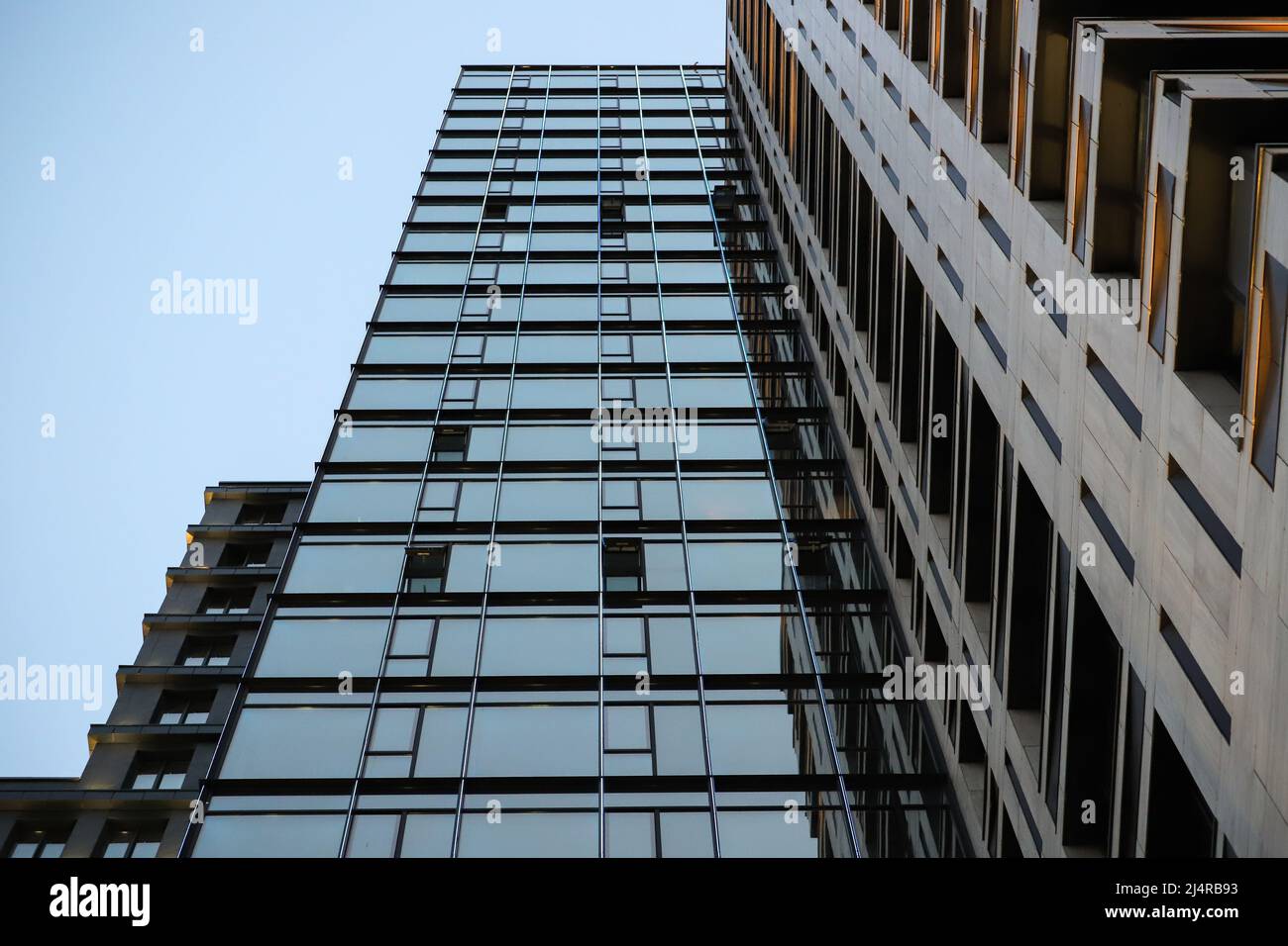 Tall modern apartment building Stock Photo - Alamy