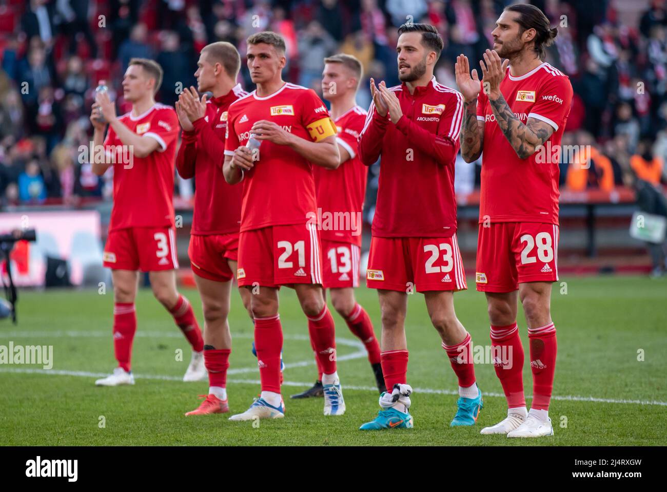 Berlin, Germany. 17th Apr, 2022. Soccer: Bundesliga, 1. FC Union Berlin - Eintracht Frankfurt, Matchday 30, An der Alten Försterei. Berlin's Grischa Prömel (l-r), Niko Gießelmann and Christopher Trimmel thank the crowd after the win. Credit: Andreas Gora/dpa - IMPORTANT NOTE: In accordance with the requirements of the DFL Deutsche Fußball Liga and the DFB Deutscher Fußball-Bund, it is prohibited to use or have used photographs taken in the stadium and/or of the match in the form of sequence pictures and/or video-like photo series./dpa/Alamy Live News Stock Photo