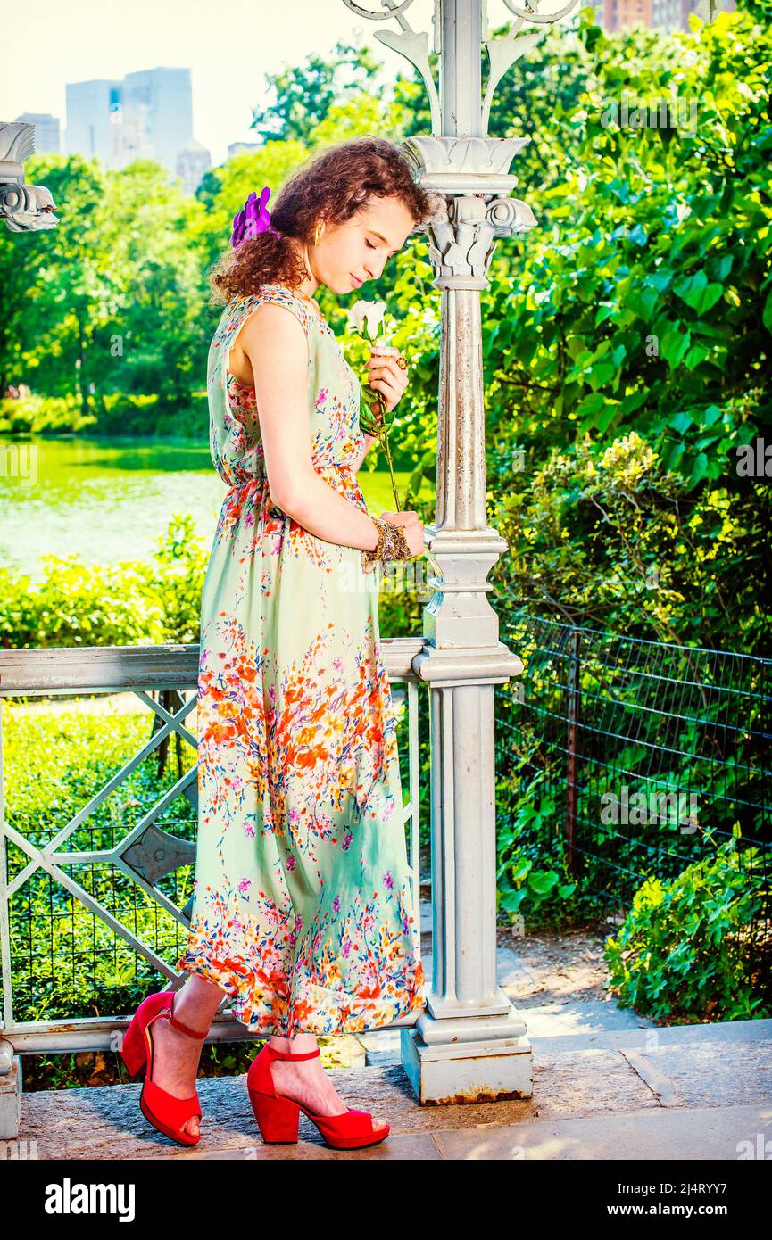 164 Beautiful Woman Green Dress Red Shoes Red Roses Stock Photos - Free &  Royalty-Free Stock Photos from Dreamstime