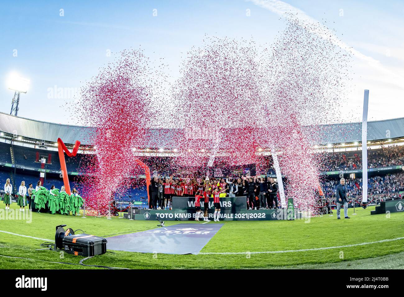 ROTTERDAM, Netherlands, 17-04-2022, football, , KNVB beker finale, season  2021 / 2022, during the match PSV - Ajax (cup final), Players of PSV  celebrating the win with the supporters (Photo by Pro
