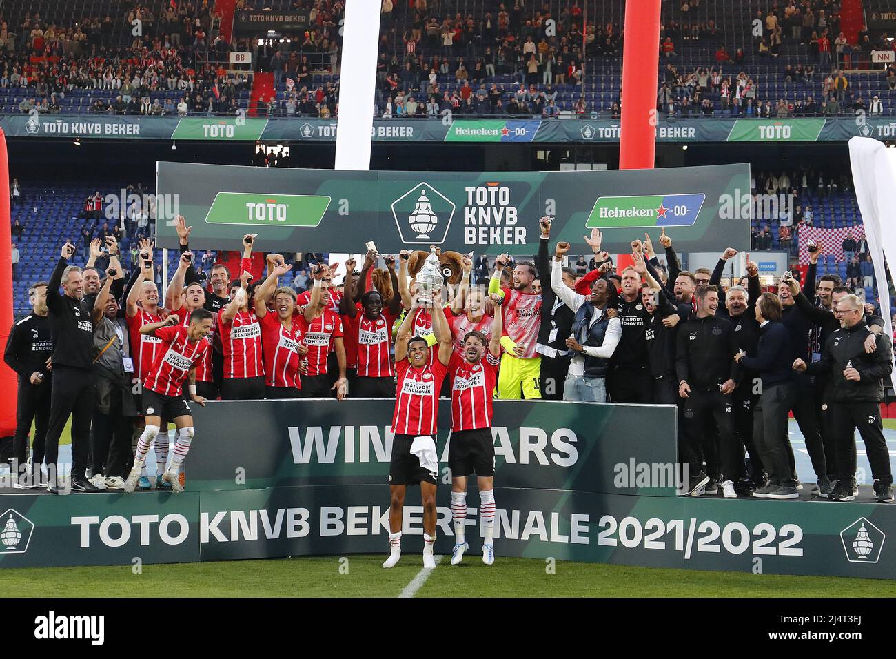 ROTTERDAM, 17-04-2022, Stadium de Kuip, football, Dutch TOTO KNVB Beker,  season 2021 / 2022, during the match PSV - Ajax, PSV celebrating the cup  win (Photo by Pro Shots/Sipa USA) *** World