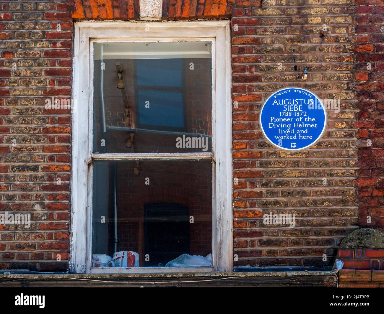 Augustus Siebe Blue Plaque 5 Denmark Street London - Inscription - AUGUSTUS SIEBE 1788-1872 Pioneer of the Diving Helmet lived and worked here Stock Photo