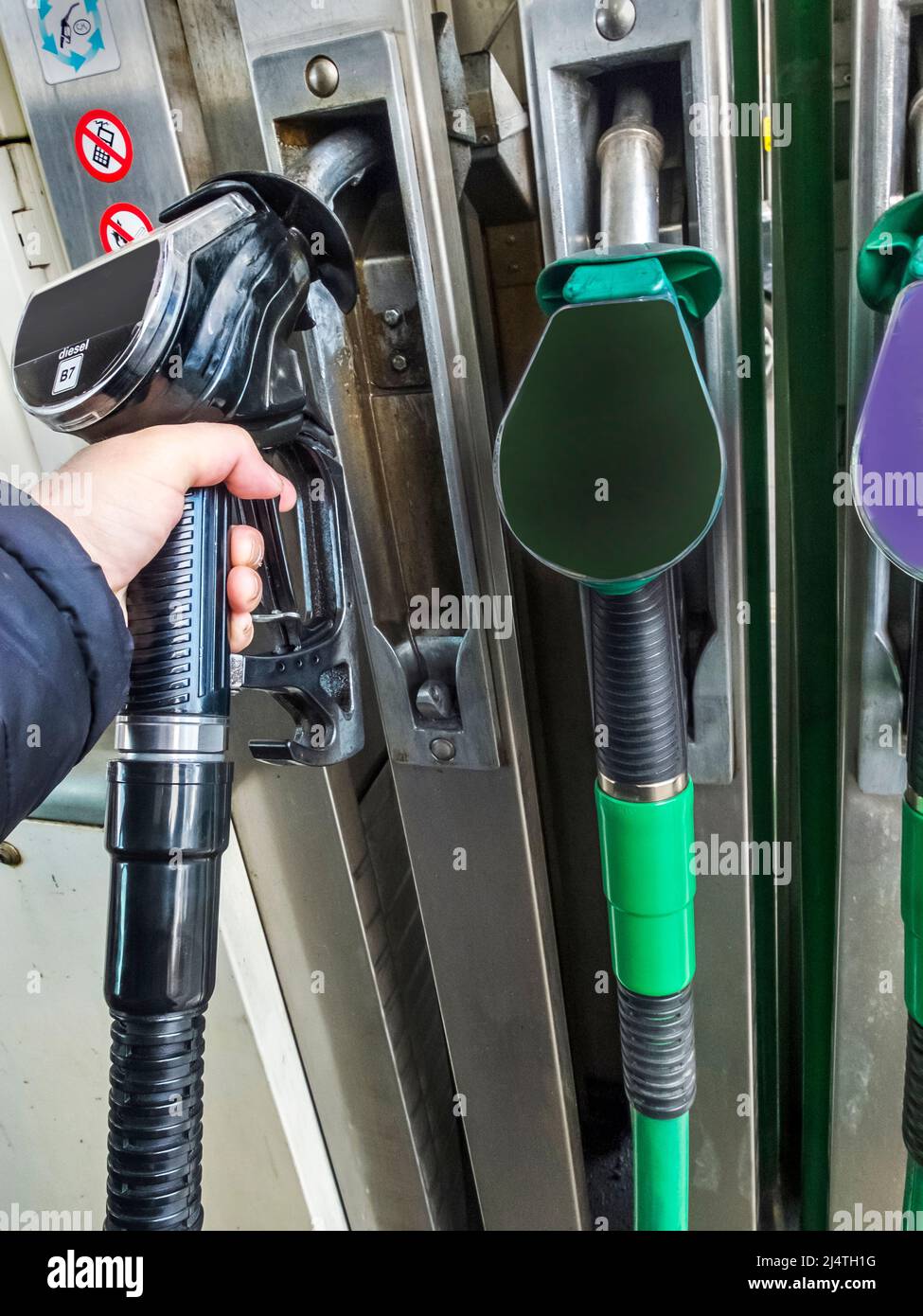 Removing fuel cap hires stock photography and images Alamy