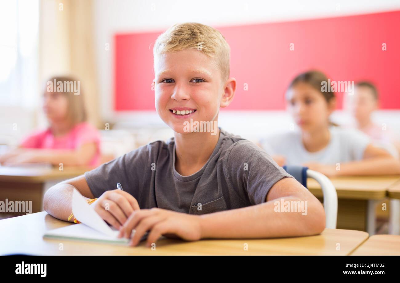 german preteen Kids learning german hi-res stock photography and images - Page 12 - Alamy