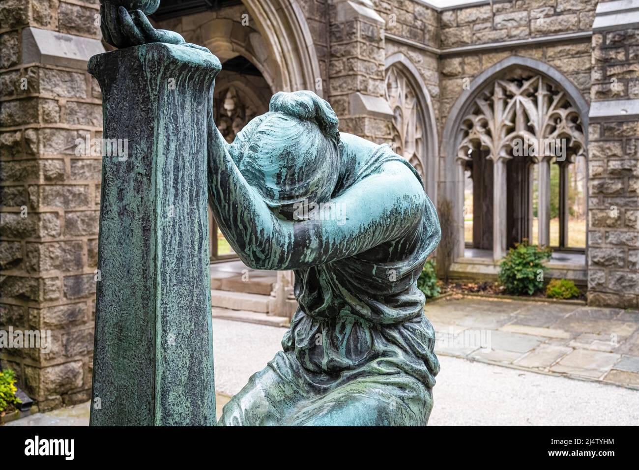 Grieving Mother sculpture by Bela Pratt in the Cloister of the Colonies Garden at Washington Memorial Chapel in Valley Forge, Pennsylvania. (USA) Stock Photo