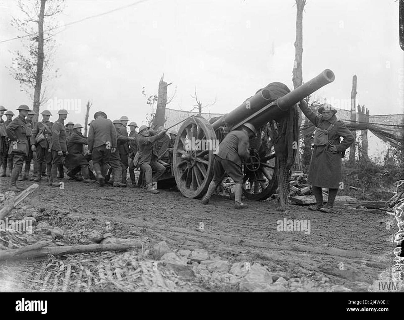 A 60 pounder Mark I being taken out of its emplacement to move it forward. Royal Garrison Artillery (R.G.A.) at Wieltje, 5th September 1917 during the Battle of Passchendaele Stock Photo