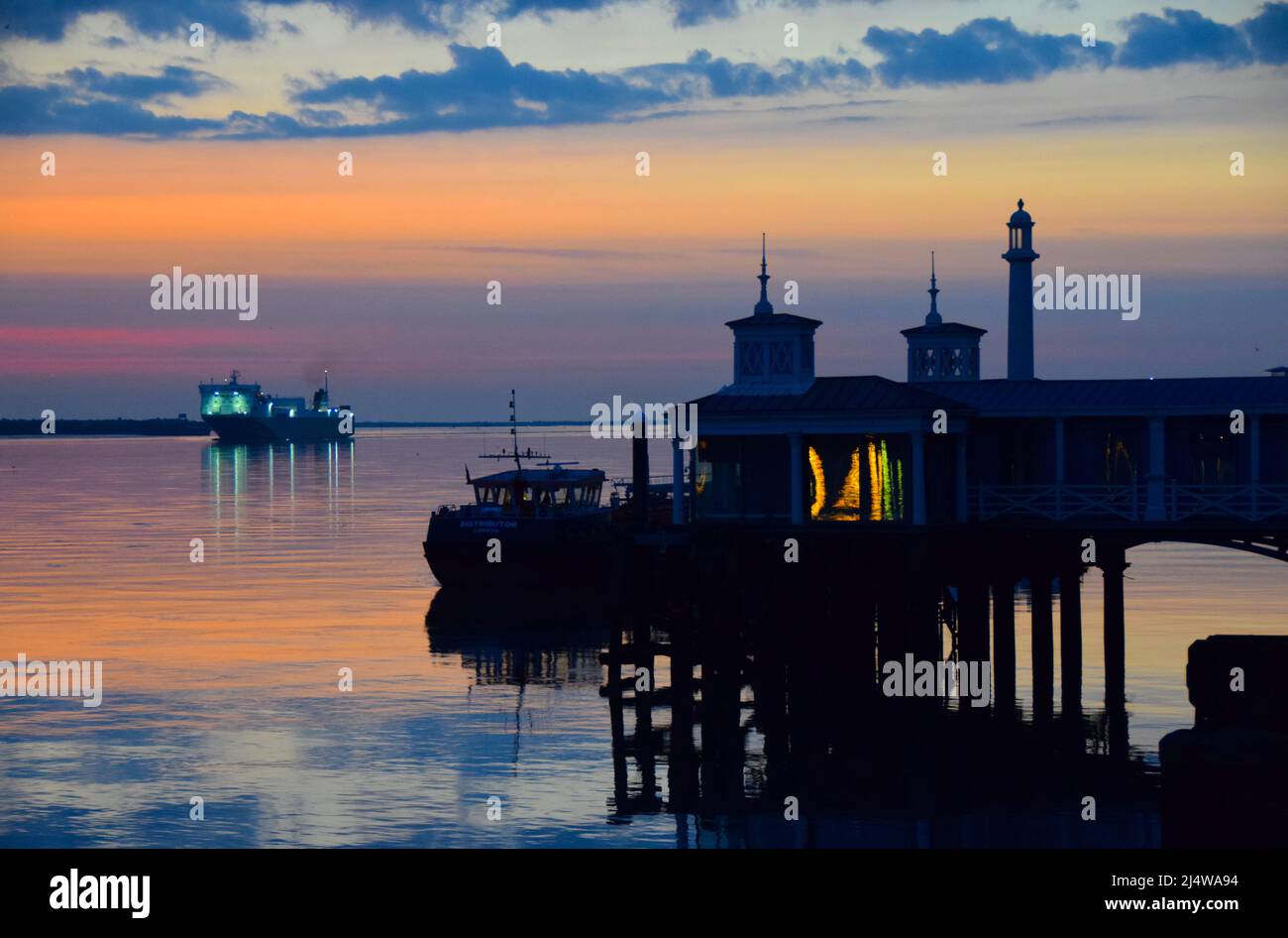 18/04/2022 Gravesend UK The beautiful weather continues over Easter Bank Holiday Monday as the day dawns in the Kent town of Gravesend. The calm water Stock Photo