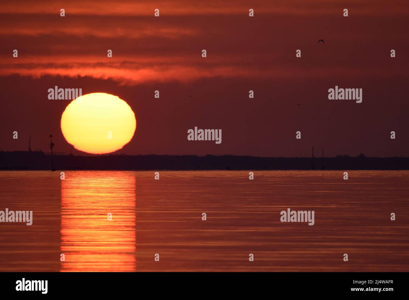 18/04/2022 Gravesend UK The beautiful weather continues over Easter Bank Holiday Monday as the day dawns in the Kent town of Gravesend. The calm water Stock Photo