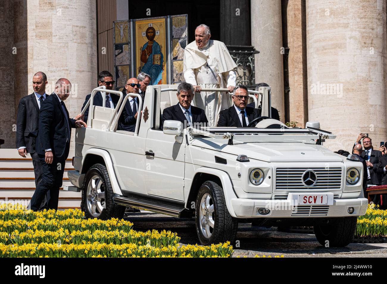 Pope Francis seen in the car while greets faithful in St. Peter's Square. (Photo by Stefano Costantino / SOPA Images/Sipa USA) Stock Photo