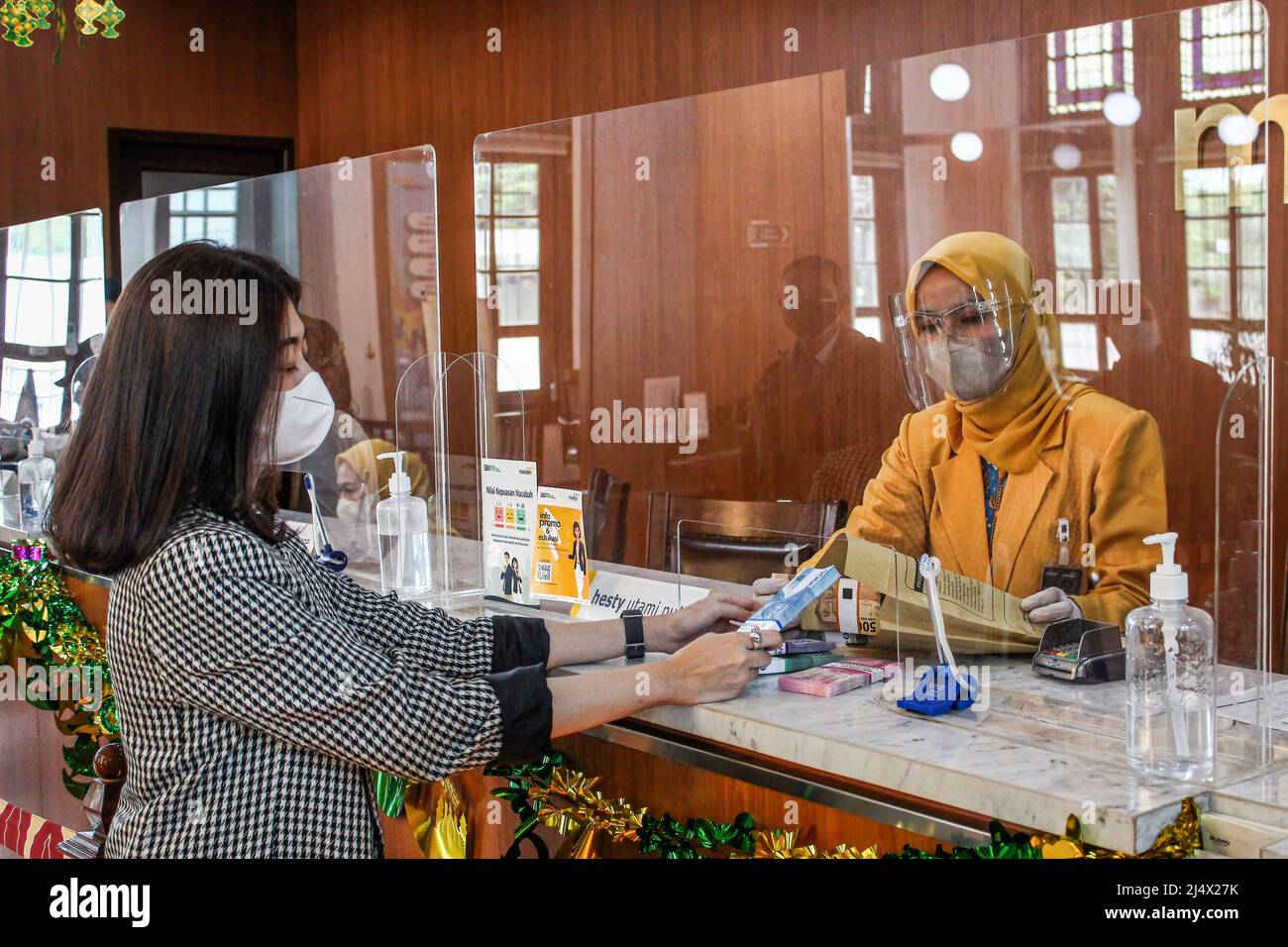 100 rp indonesian rupiah hi-res stock photography and images - Alamy