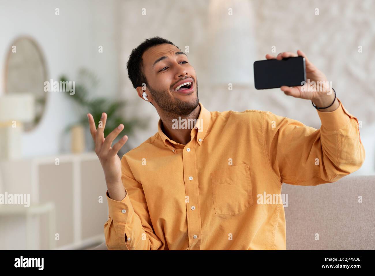 Arab man microphone hi-res stock photography and images - Alamy