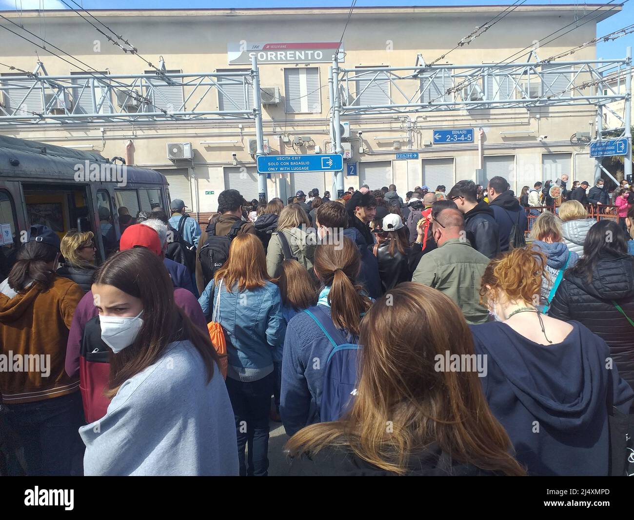 Pasqua a Sorrento (Italia): folla di turisti sui treni e nella stazione ferroviaria Stock Photo