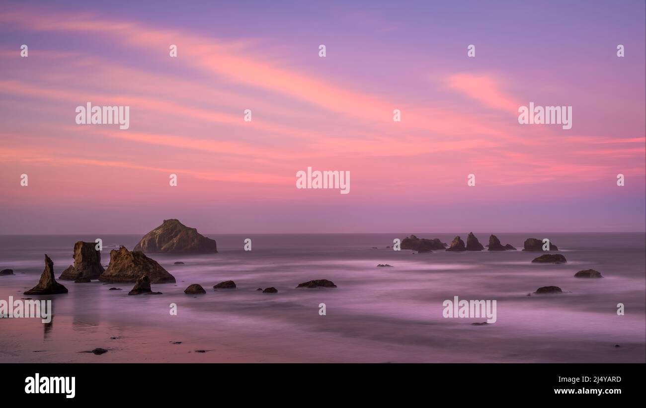 Sea stacks at Bandon Beach on the southern Oregon coast Stock Photo - Alamy