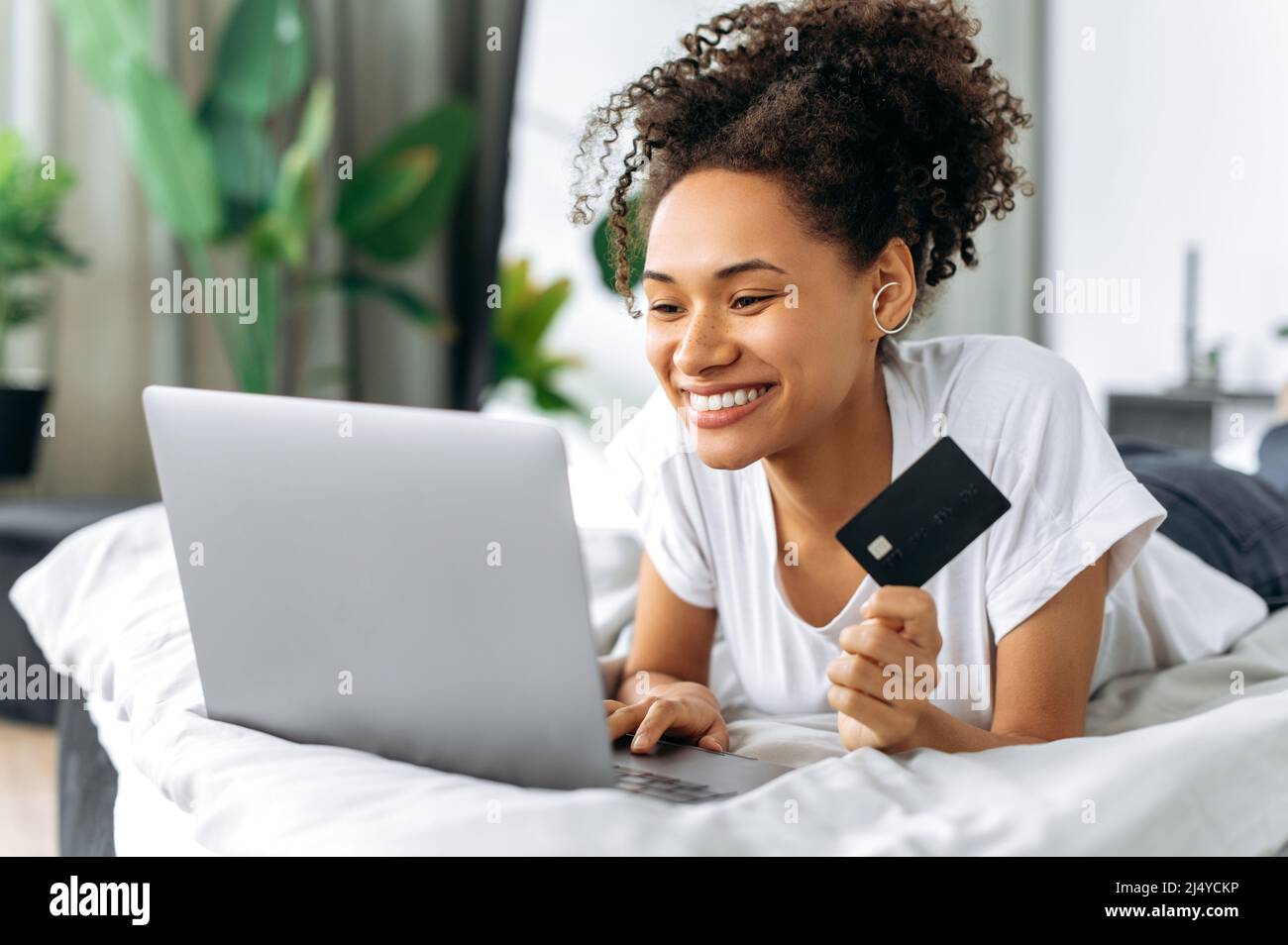 Positive black lady credit hi-res stock photography and images - Alamy
