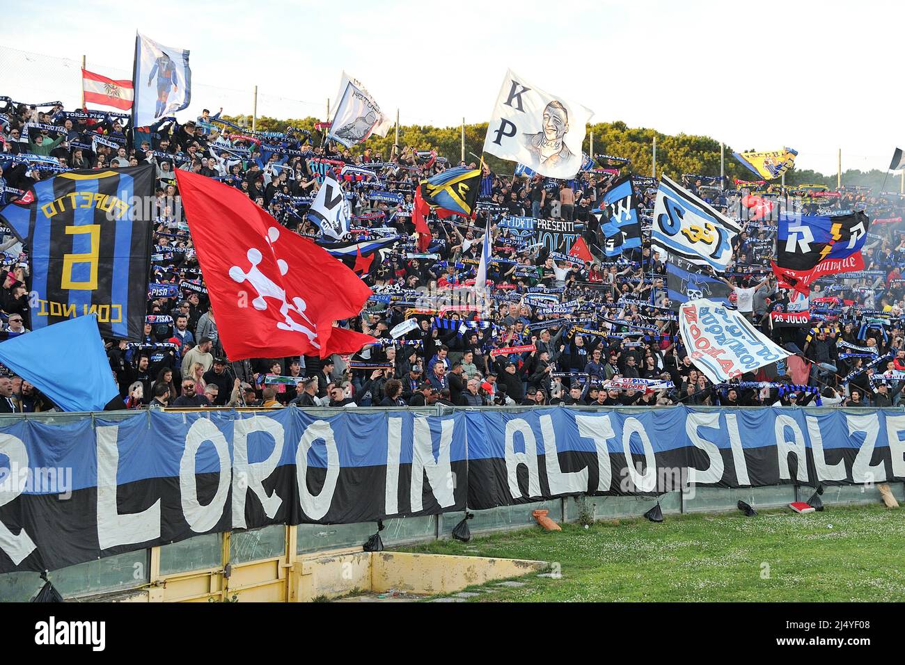Como, Italy. 04th Dec, 2021. Fans of Como during Como 1907 vs AC Pisa,  Italian soccer Serie B match in Como, Italy, December 04 2021 Credit:  Independent Photo Agency/Alamy Live News Stock Photo - Alamy