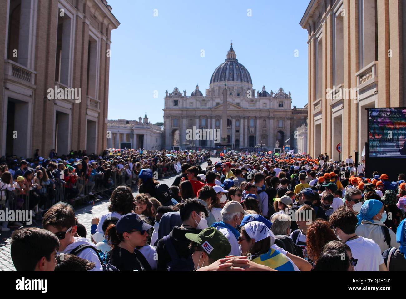 Vatican City, Rome, Italy, April 18, 2022, The crowd at the event during # Seguimi - Teenagers meet the Pope - News Stock Photo - Alamy