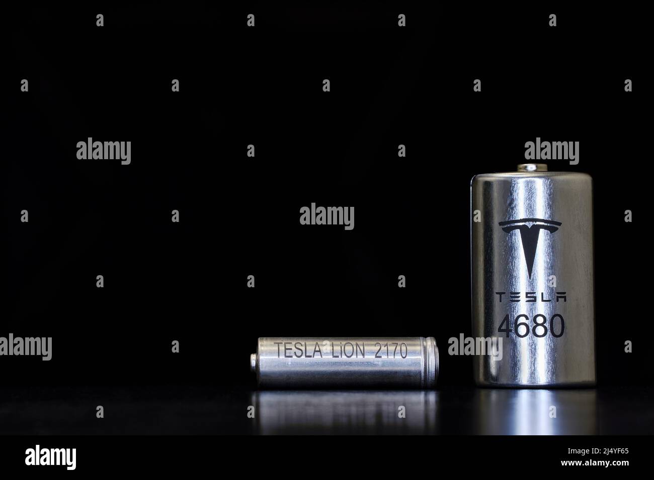 2170 battery cell hi-res stock photography and images - Alamy