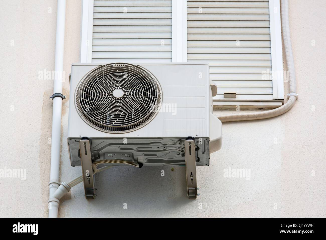 Outdoor unit compressor air conditioner hi-res stock photography and images  - Page 2 - Alamy