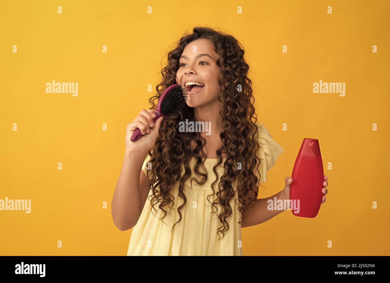 Sing hairbrush hi-res stock photography and images - Alamy