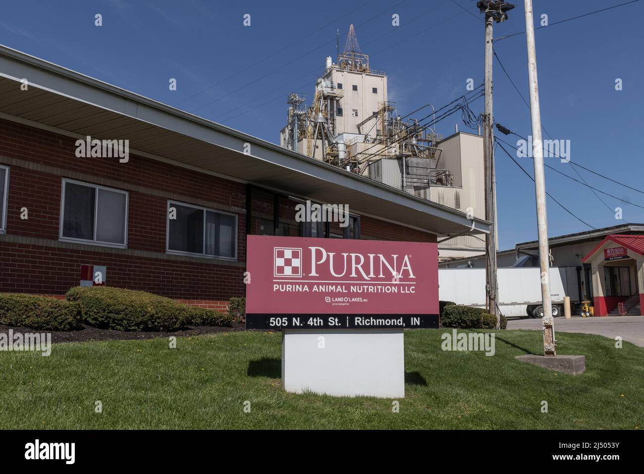 Richmond - Circa April 2022: Purina Animal Nutrition plant. Purina Mills is  the farm animal feeds unit of Land O' Lakes Stock Photo - Alamy