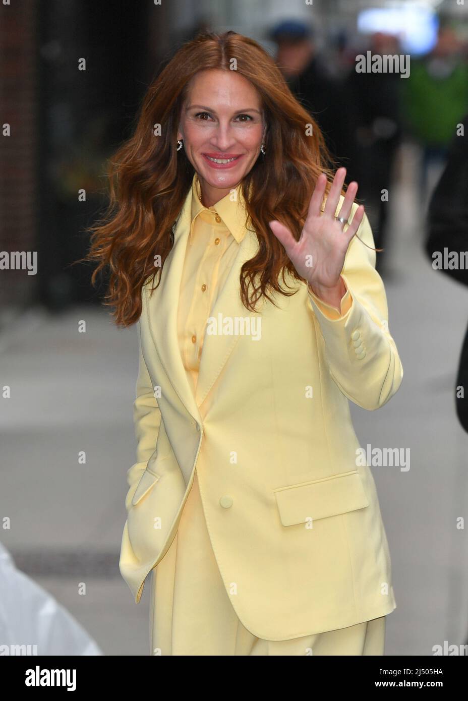 Julia Roberts arrives to the Ed Sullivan Theater for The Late Show with Stephen Colbert on April 18, 2022 in New York. Stock Photo
