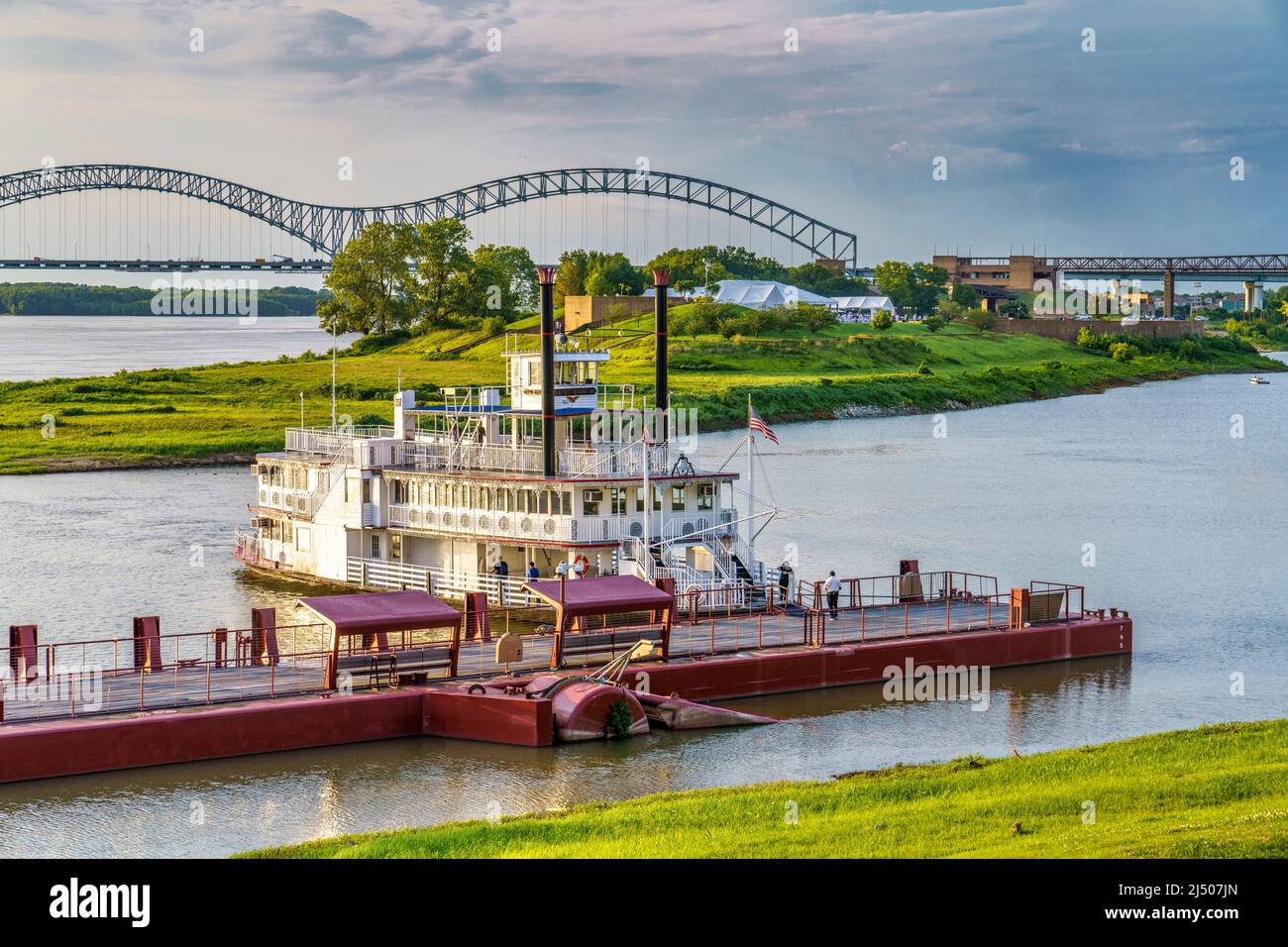 https://c8.alamy.com/comp/2J507JN/the-memphis-queen-riverboat-docked-on-the-mississippi-waterfront-in-memphis-tennessee-2J507JN.jpg