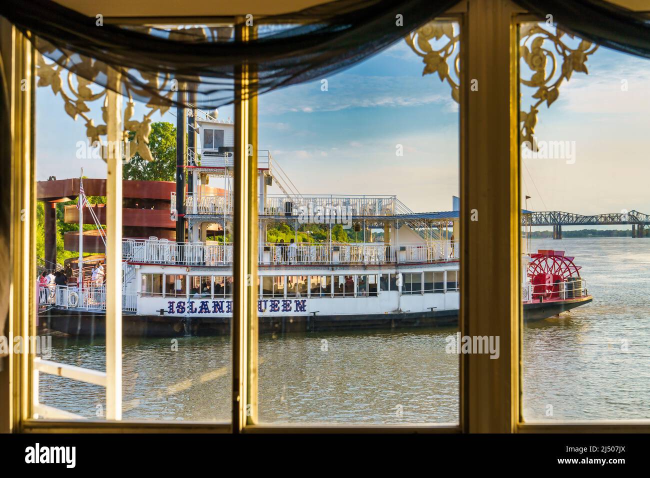 riverboat in memphis tennessee