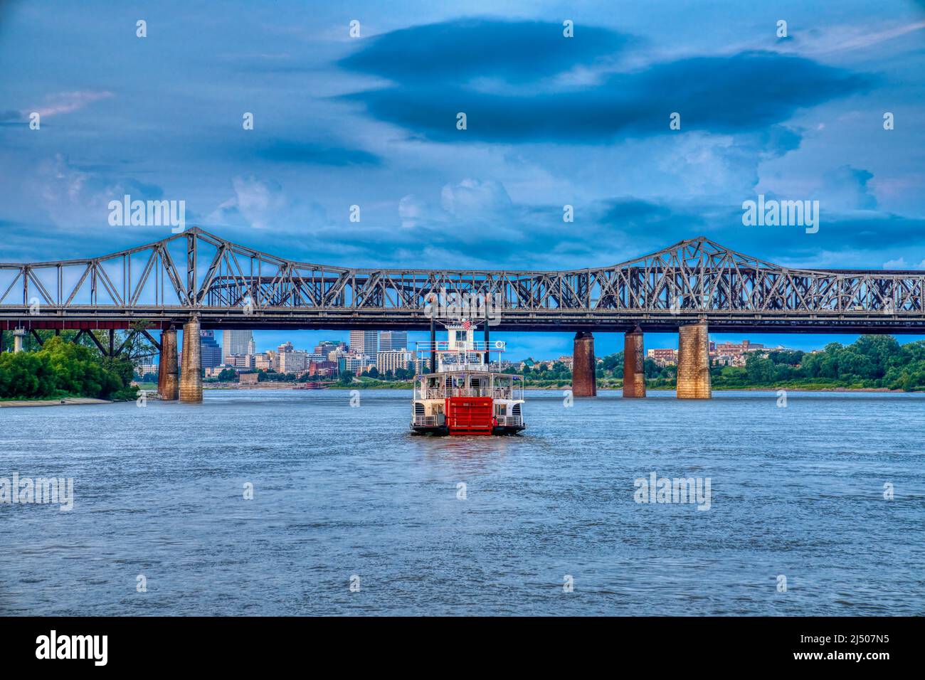 The Island Queen sails toward the triple bridges by Memphis, Tennessee. Stock Photo