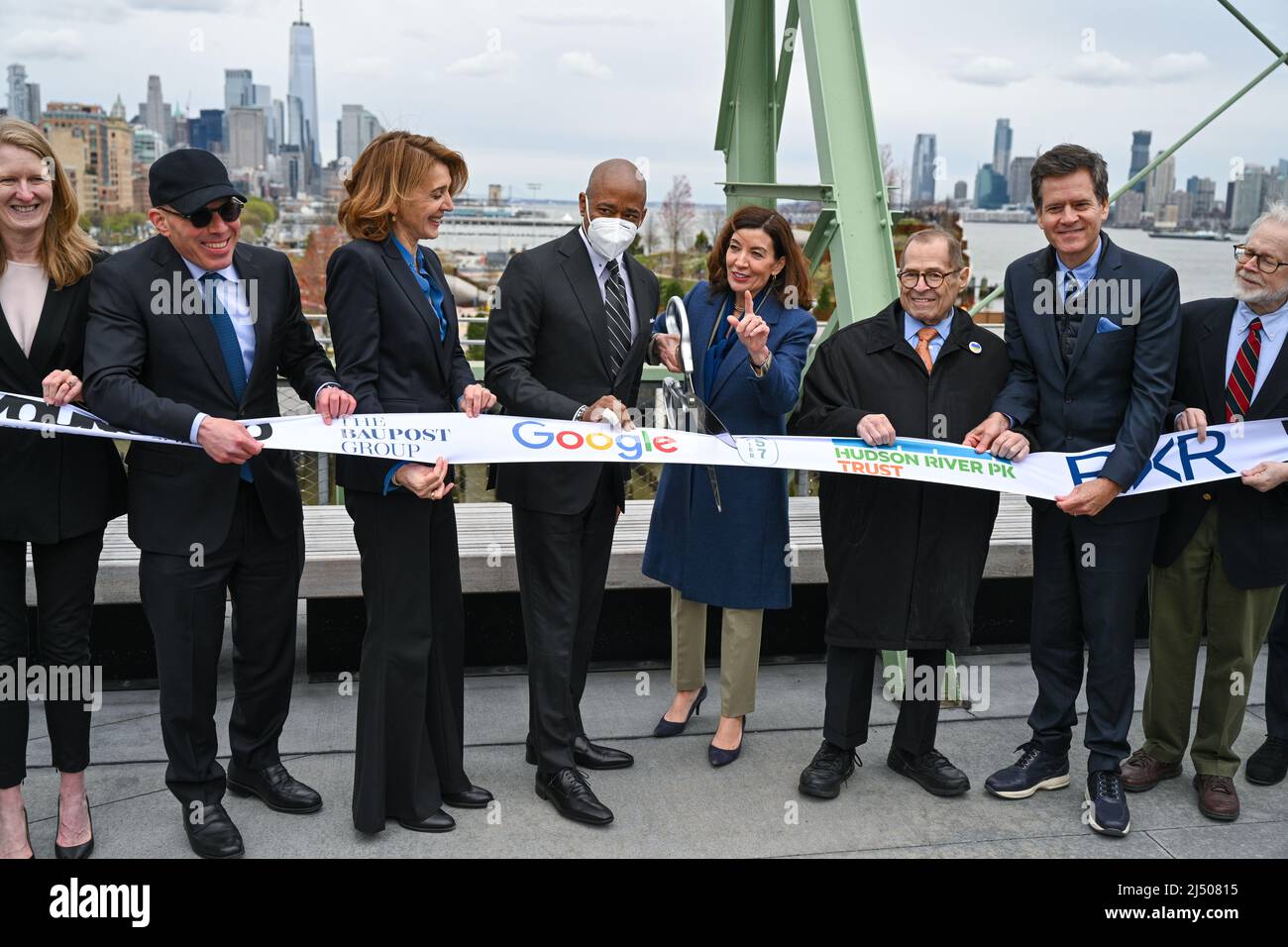 Pier 57 rooftop park hi-res stock photography and images - Alamy