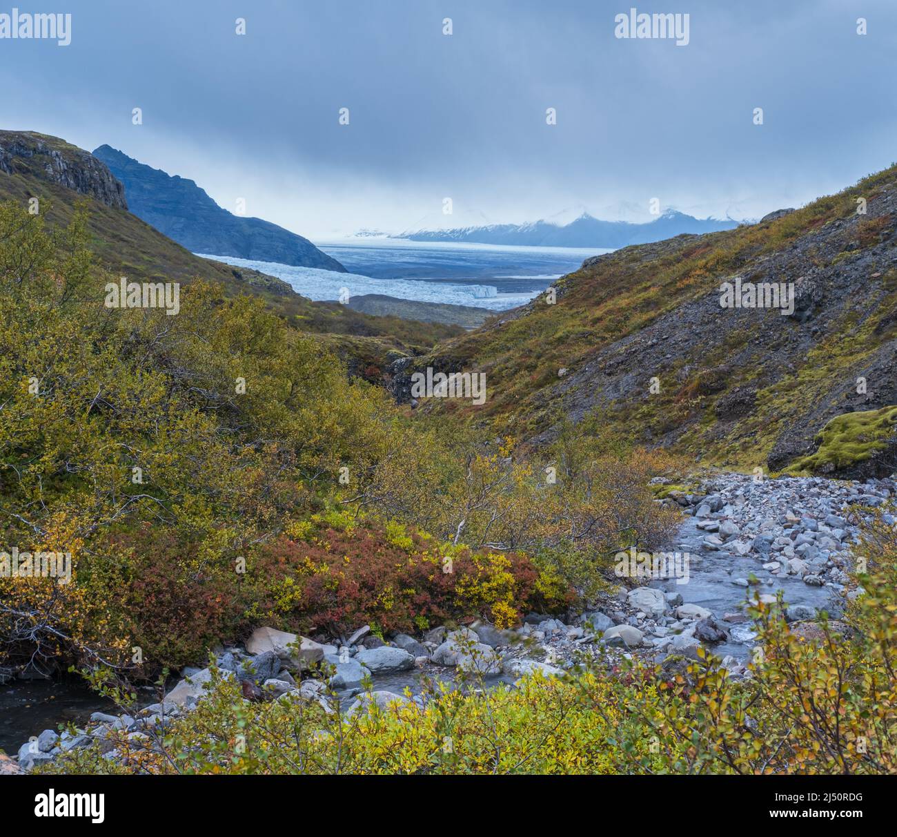 Beautiful autumn view from Mulagljufur Canyon to Fjallsarlon glacier with Breidarlon ice lagoon, Iceland. Not far from Ring Road and at the south end Stock Photo
