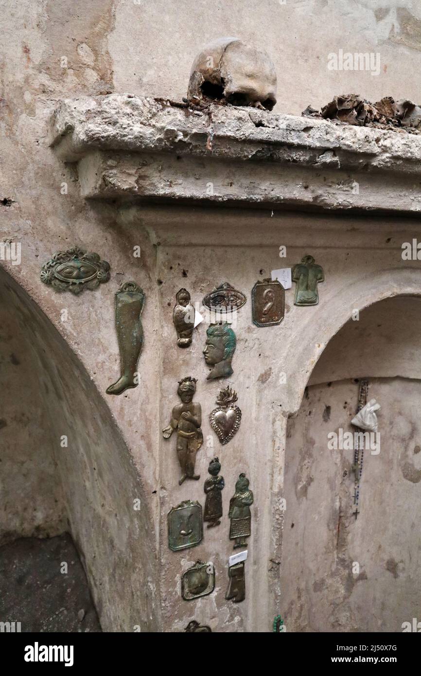 Napoli - Ex voto sotto il Teschio con le Orecchie nella cripta di Santa Luciella Stock Photo