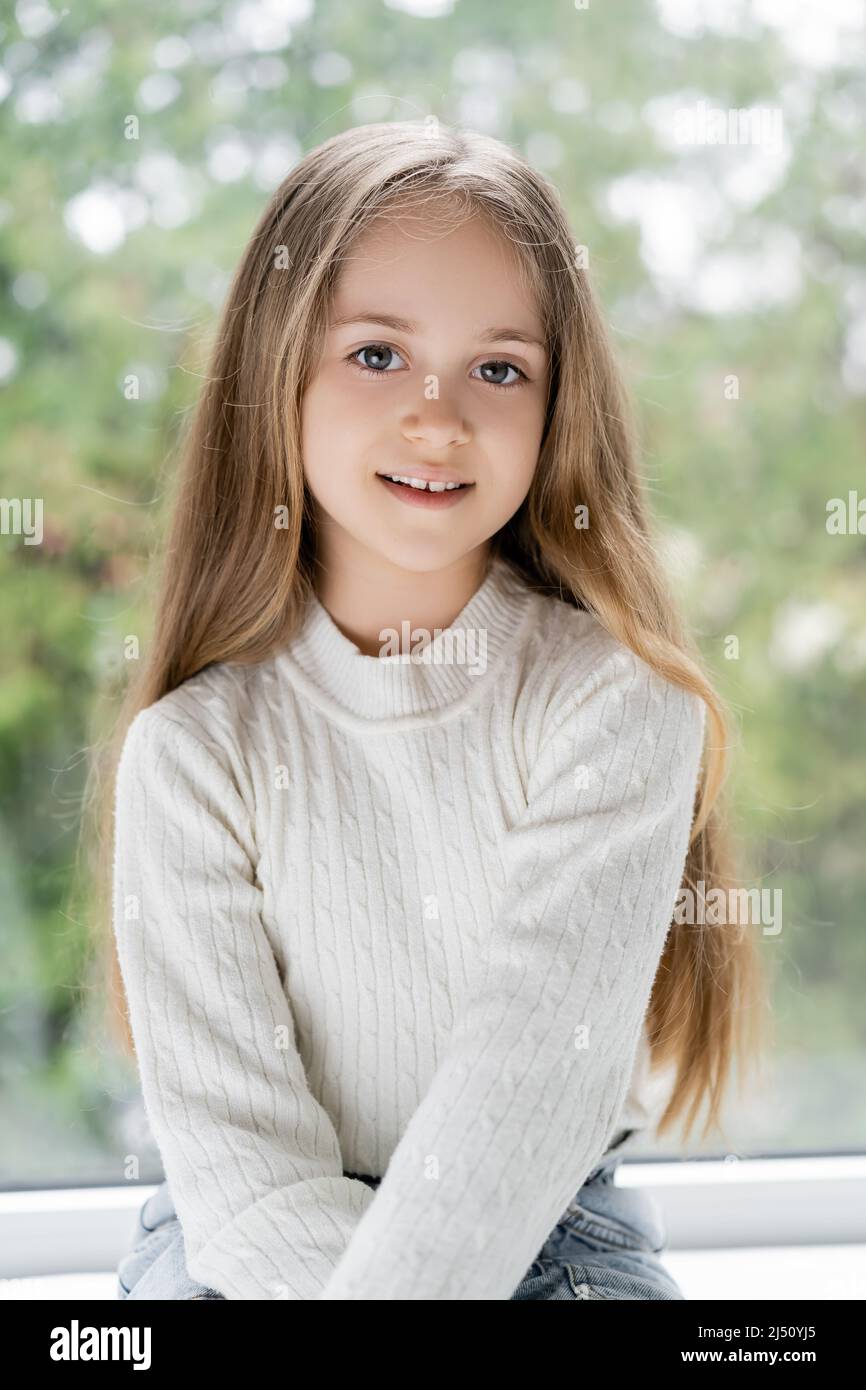 Cute adorable smiling girl hi-res stock photography and images - Alamy
