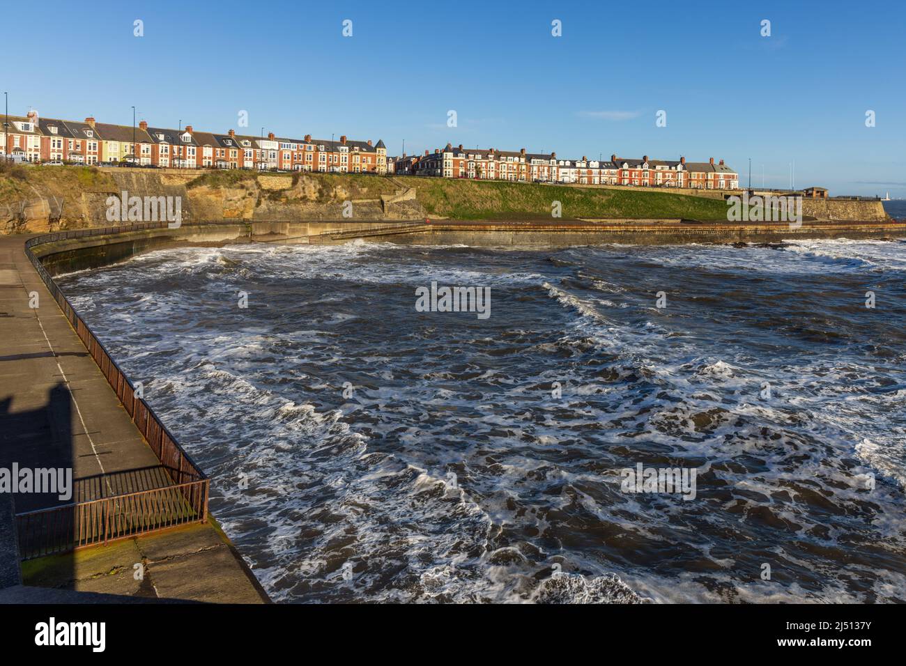 High tide at Brown's Bay, a small bay between located between the bays of Whitley Bay and Cullercoats, North Tyneside. Stock Photo
