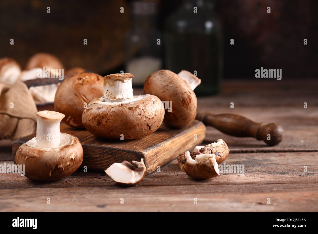 fresh organic portobello mushrooms healthy food Stock Photo - Alamy